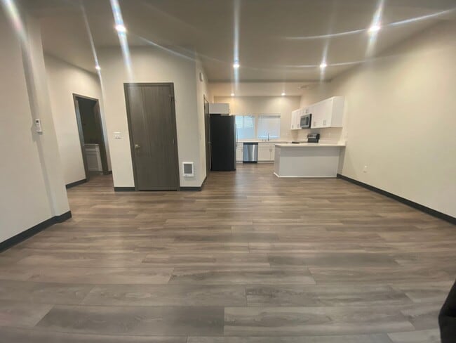 Photo - 21 E H St