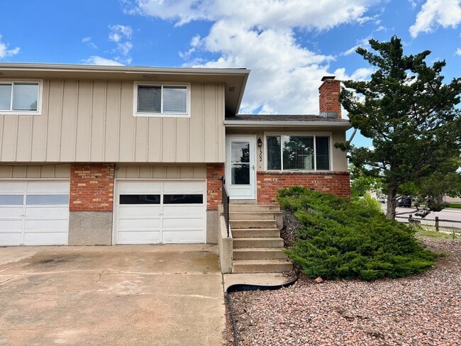 2 bed/2 bath Home with Garage and Fenced-in Backyard - 1302 Darby St Casa Adosada