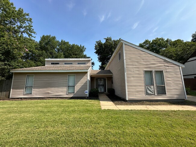 Building Photo - 3BR/2BA Memphis Rental with Hardwood Throughout, Vaulted Ceilings & Back Patio