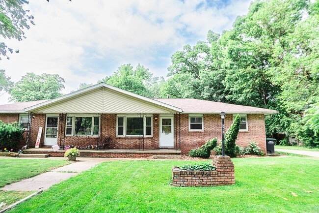 Building Photo - 3 bed 1 bath Duplex in Portage