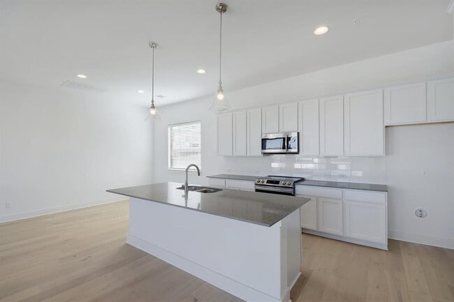 Building Photo - 2050 Lohmans Spur Rd Unit 402 Rental