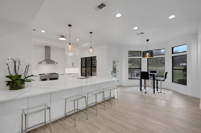 Photo - 608 Lakeway Dr