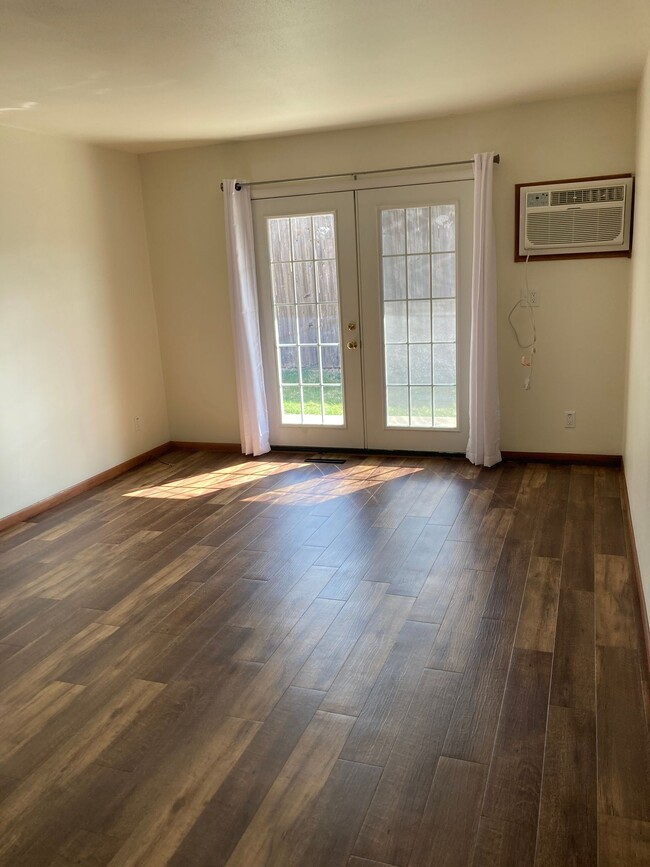 Building Photo - Immaculate Updated 2 Bedroom with 1 Bath Rental