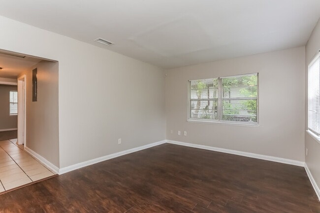 Photo - 961 Kenmore St