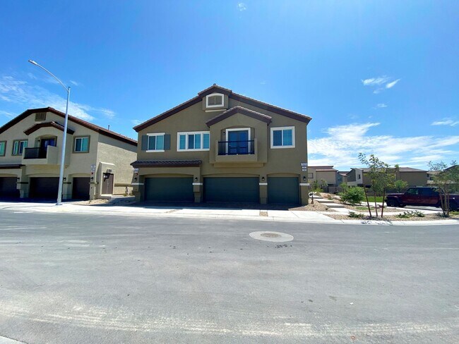 UPGRADED 2 BEDROOM TOWNHOME IN GATED COMMU... - UPGRADED 2 BEDROOM TOWNHOME IN GATED COMMU...