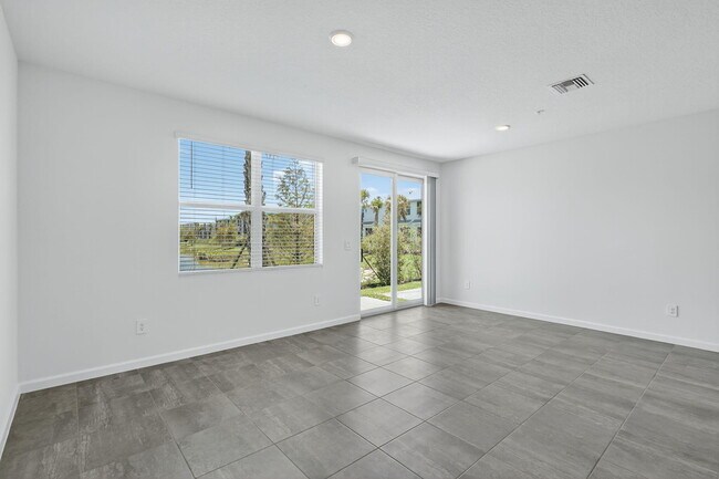 Photo - 483 Salisbury Cir