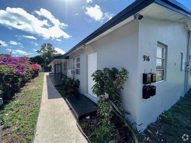 Building Photo - 916 4th St Rental