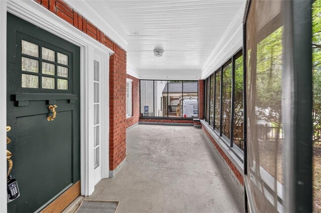 Photo - 582 Clifton Rd NE