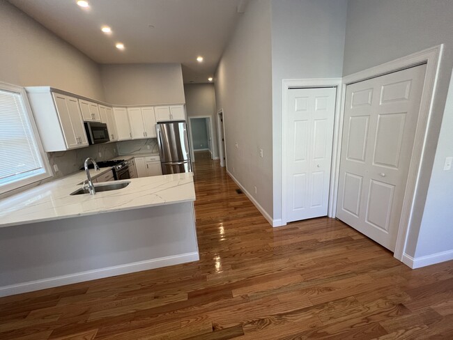 Building Photo - 126 Cross St Rental