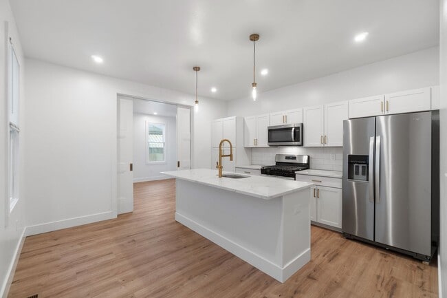 Building Photo - Beautifully renovated 4 bed, 2.5 bath, loc... Rental