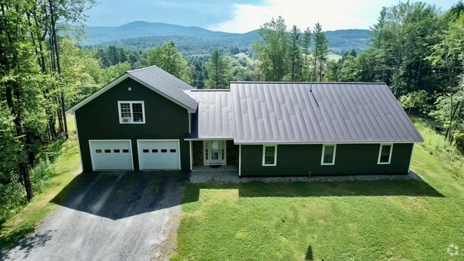 Building Photo - 4 Bedroom in Waterbury, VT Available on 6/... Rental