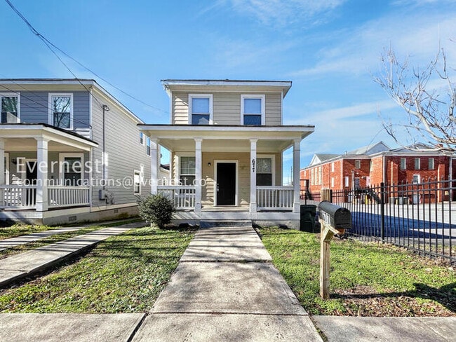 Photo - 677 Smith St SW