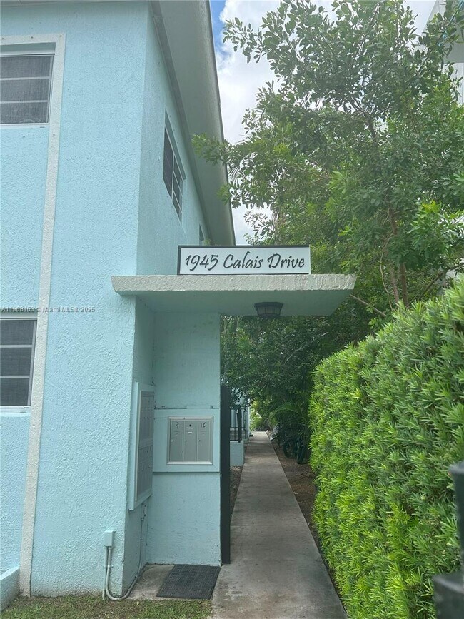 Building Photo - 1945 Calais Dr Unit 2