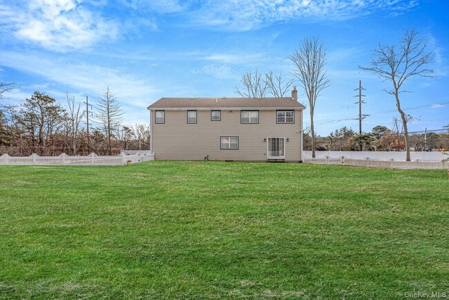 Photo - 475 Old Country Rd