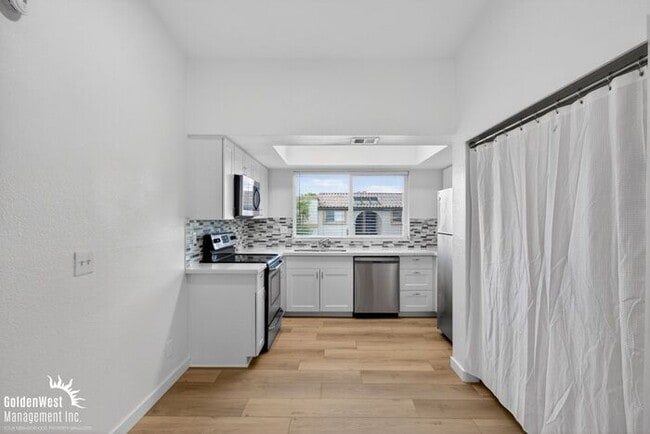 Stylish 2Bdm 2Ba Apartment with Fireplace in Phoenix - MI Special!
