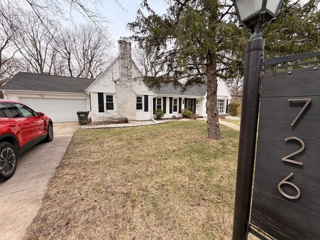 Building Photo - Gorgeous 2+ Bedroom 2 Bathroom Home $1995