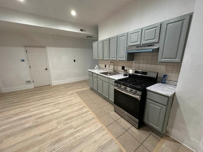 Building Photo - 3343 N 16th St Unit 2