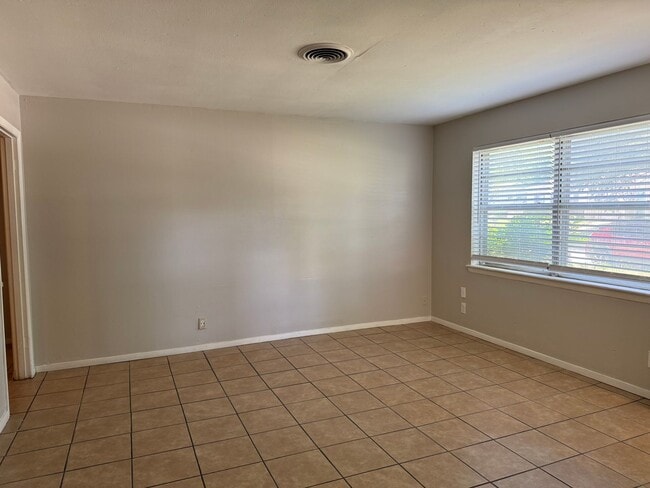 Photo - 409 E Lilly Ln