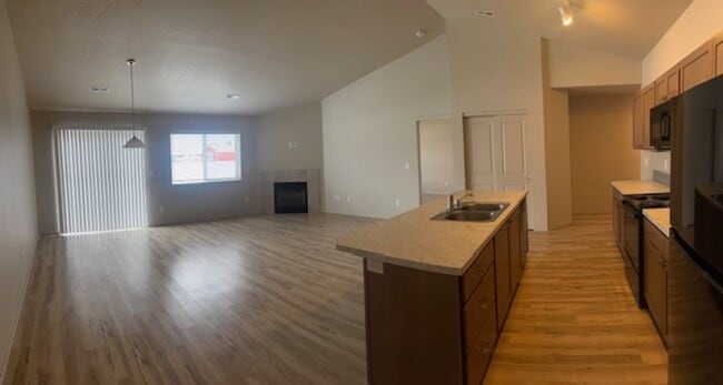 Photo - Moen Fields 3 Bed 3 Bath Garden Townhome across from Greenacres Elementary Unidad 512