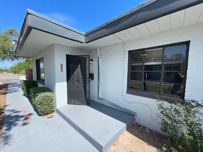 Building Photo - Remodeled Two Bedroom, End Unit Forg2132C