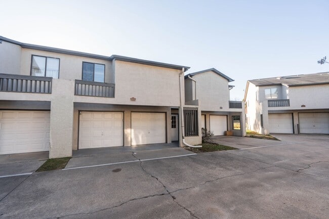 Building Photo - 2/2.5 Gated Community near FSU with Water ...