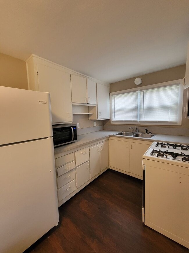 Building Photo - 1 Bedroom Single Family Home Available in June