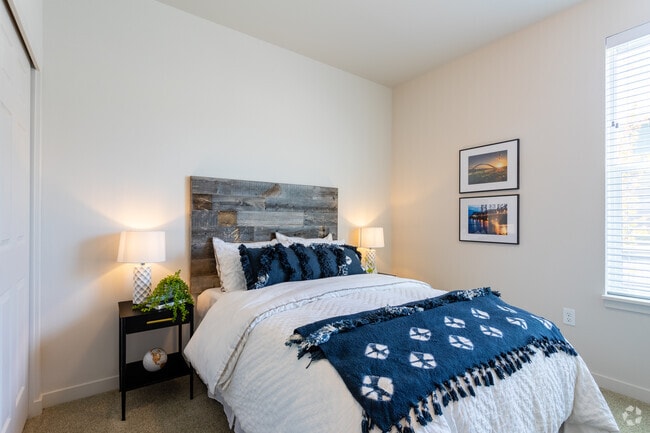 2BR, 1BA - 1,010 SF