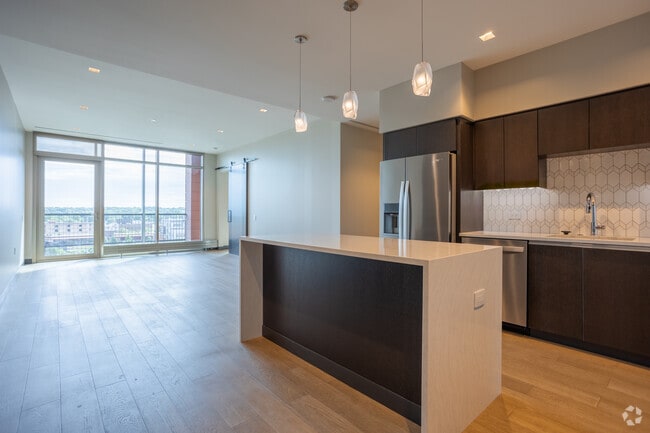 2 BR, 2 BA - 1000SF