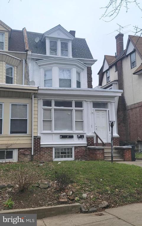 Building Photo - 6149 W Columbia Ave Rental