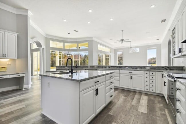 Building Photo - 6644 Country Club Rd