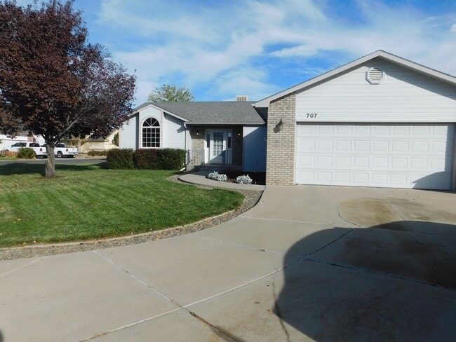 Building Photo - 3 Bed/2 Bath at Fountain Greens