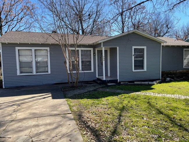 Building Photo - Cozy Home with good yard