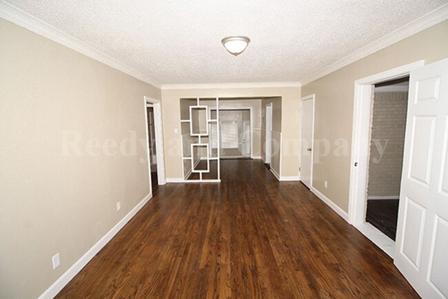 Photo - 1023 Waring Rd