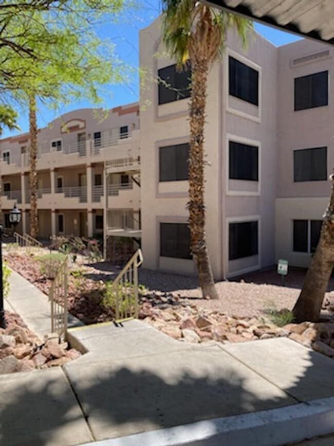 Building Photo - 3 Bedroom Condo in Gated Portofino!