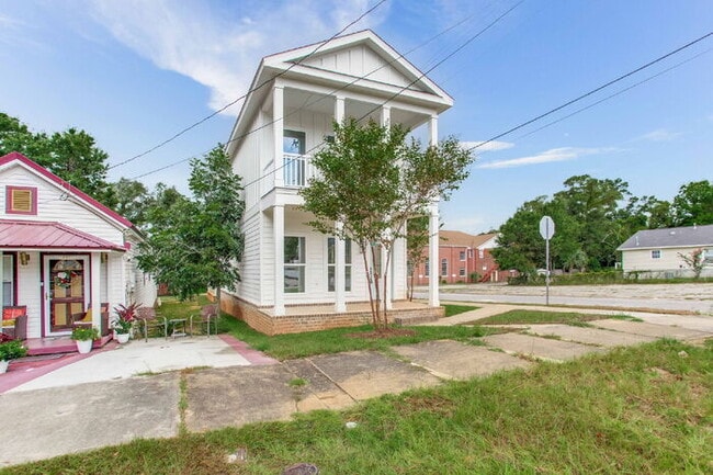 Building Photo - Build in 2025, 3 bed 3 bath near downtown!