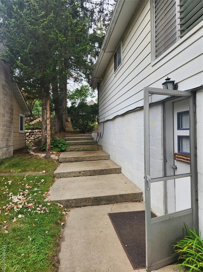 8463 Hillpoint Dr
