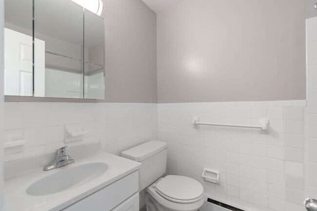 2BR, 1BA - 985SF - Bath