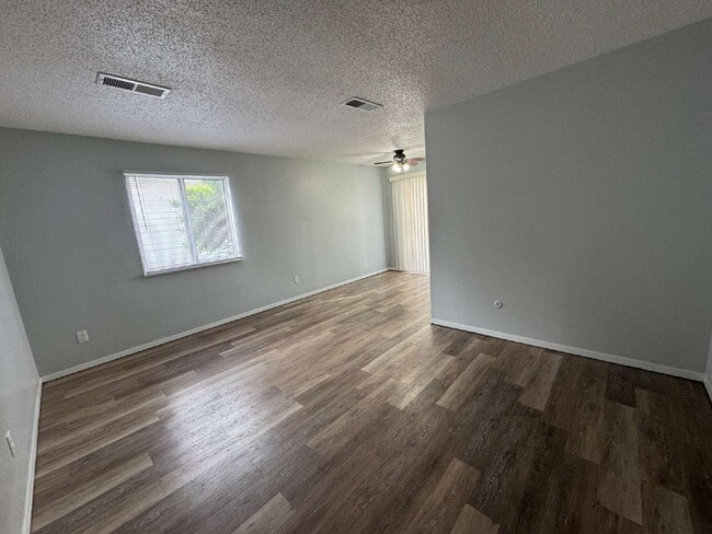 Building Photo - WAIT… THIS 2 BEDROOM APARTMENT HAS A BALCONY?! Unit Apt B