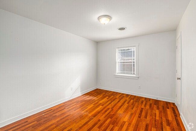 2BR, 1BA - 725SF - Primary Bedroom