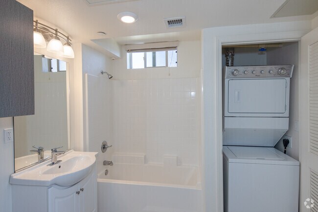 2BR, 1BA - 797SF