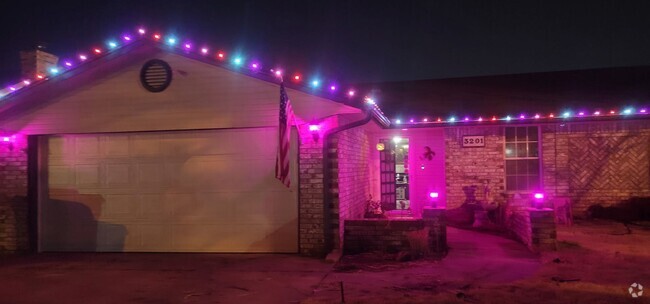 Building Photo - 3 bedroom, 2 bathroom, 2 car garage in Sou... Rental