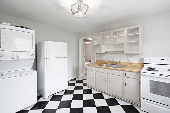 Building Photo - Charming Pet-Friendly Belmont Apartment