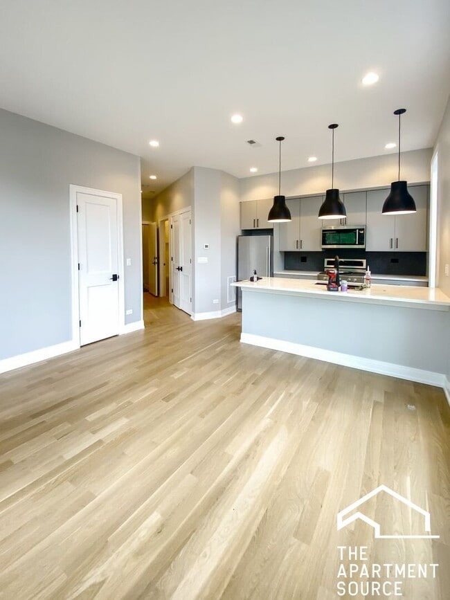Photo - 1050 W Cornelia Ave Unit 203