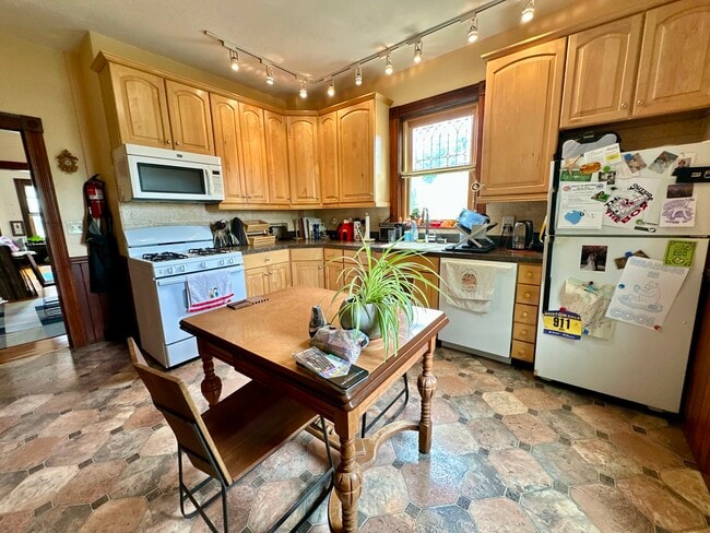 Building Photo - 2 Marbury Ter Unit 2 Rental