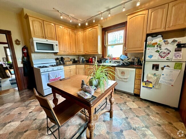 Building Photo - 2 Marbury Ter Unit 2 Rental