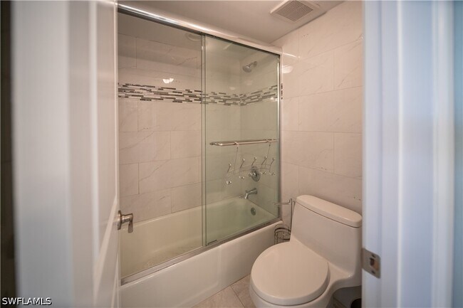1086 Forest Lakes Dr Unidad 303