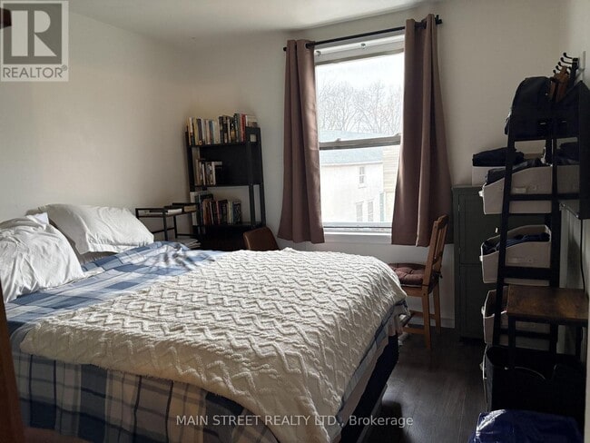 Photo - 237 Main St S