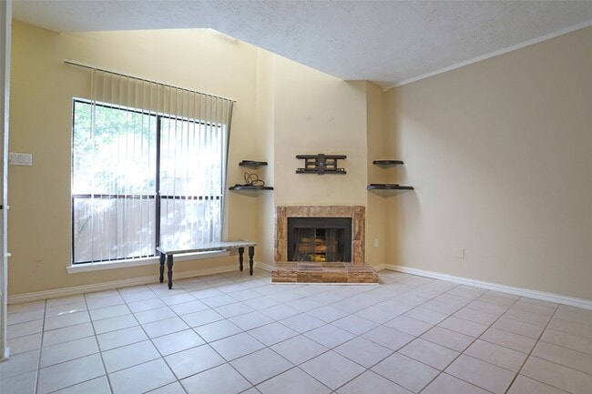 Building Photo - 2125 Augusta Dr Unit 10 Rental