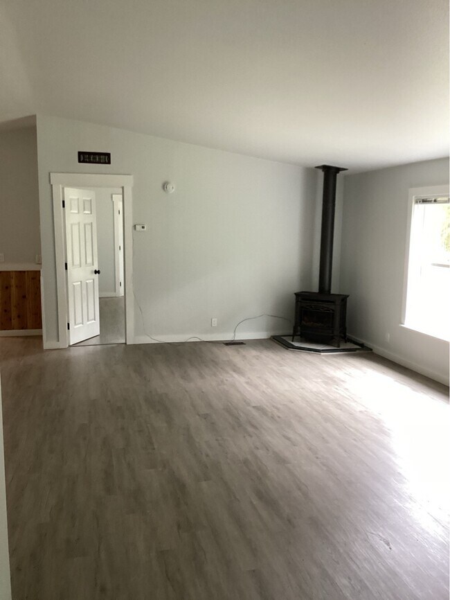 Photo - 330 SW Newton Dr