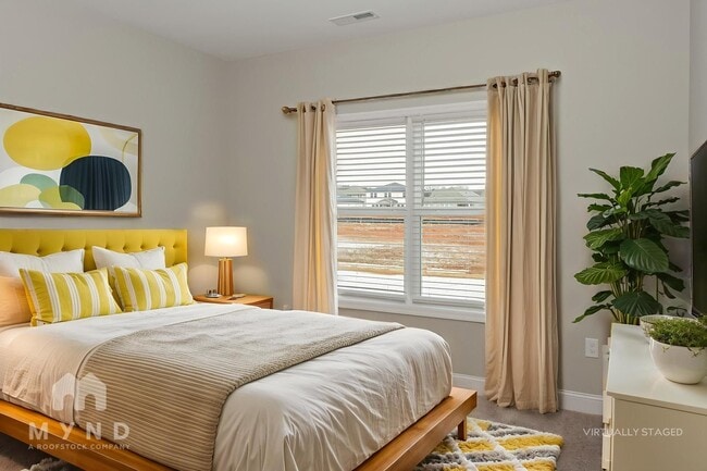 Photo - 235 Irish Hl Dr